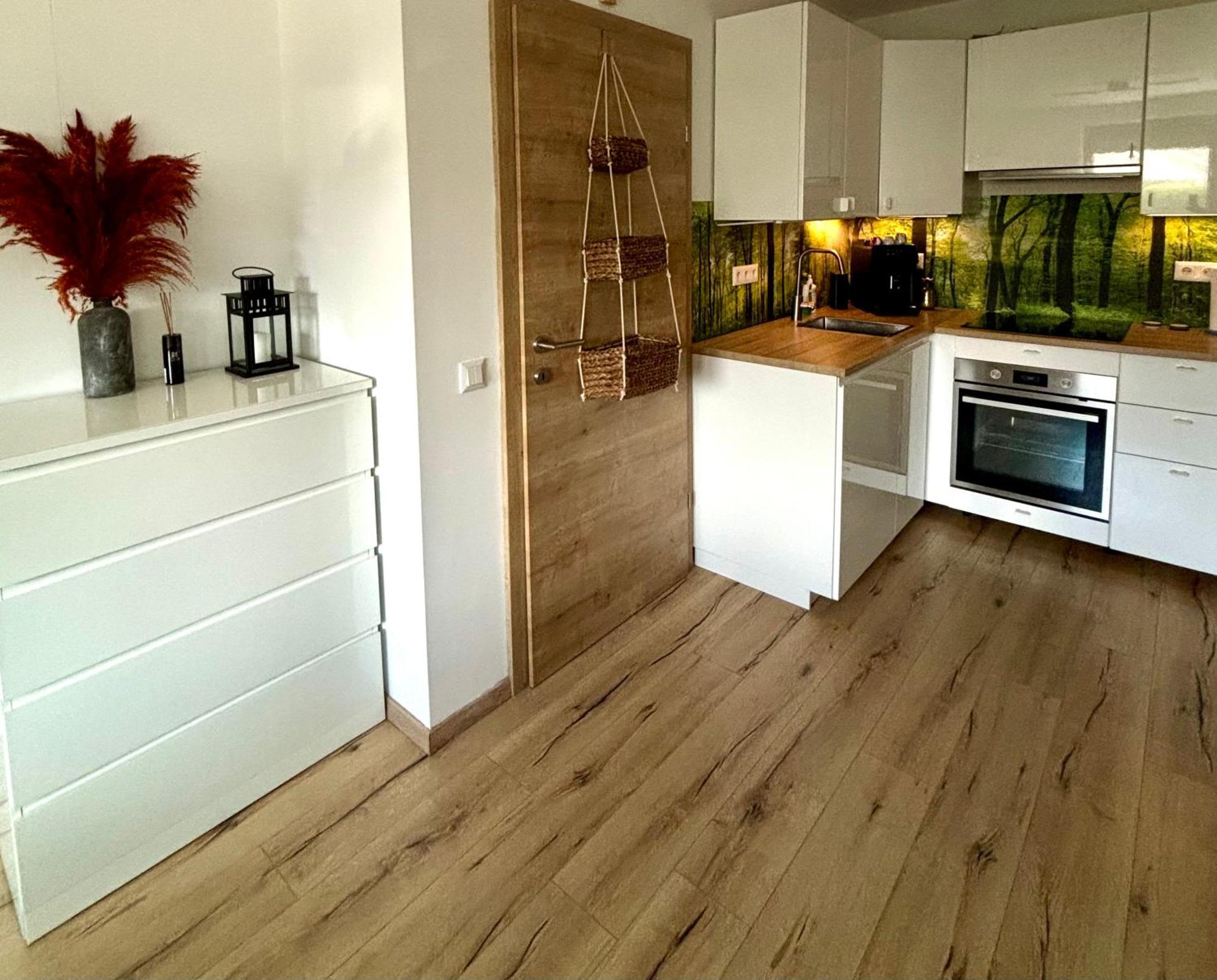 Schoene Wohnung Mit Terrasse Und Parkplatz Velden am Wörthersee Eksteriør billede
